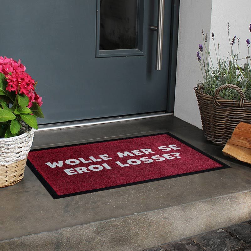 Waschbare Fastnachts-Fußmatte mit Meenzer "WOLLE MER SE EROI LOSSE?" in Weiß auf Rot. Beispielbild.