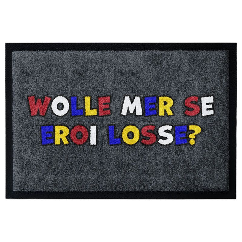 Waschbare Fastnachts-Fußmatte mit Meenzer "WOLLE MER SE EROI LOSSE?" in bunter Schrift auf Dunkelgrau. Produktbild mit Rand.