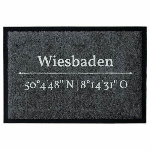 Waschbare Design-Fußmatte mit den Koordinaten von Wiesbaden. Weiße Schrift auf grauem Hintergrund. Mit Rand.