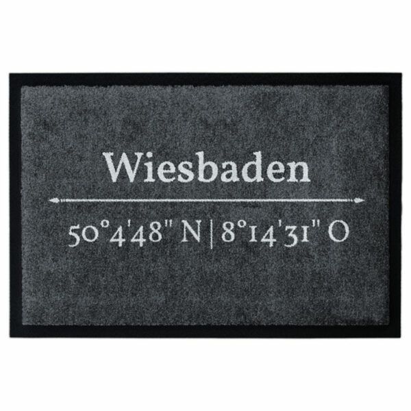 Waschbare Design-Fußmatte mit den Koordinaten von Wiesbaden. Weiße Schrift auf grauem Hintergrund. Mit Rand.