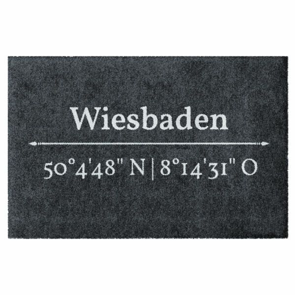 Waschbare Design-Fußmatte mit den Koordinaten von Wiesbaden. Weiße Schrift auf grauem Hintergrund. Ohne Rand.