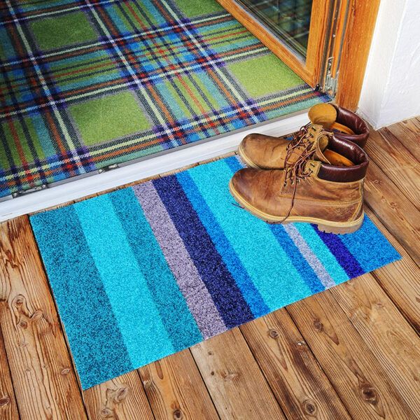 Foto einer Design-Fußmatte mit Streifenmuster. Mit Rand. Farbe Blau. Made in Germany.
