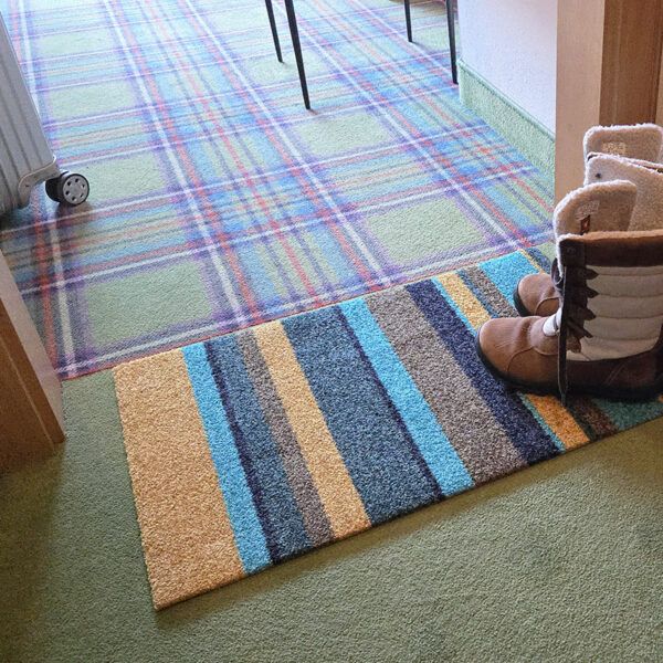 Foto einer Design-Fußmatte mit Streifenmuster. Mit Rand. Farbe Grün. Made in Germany.