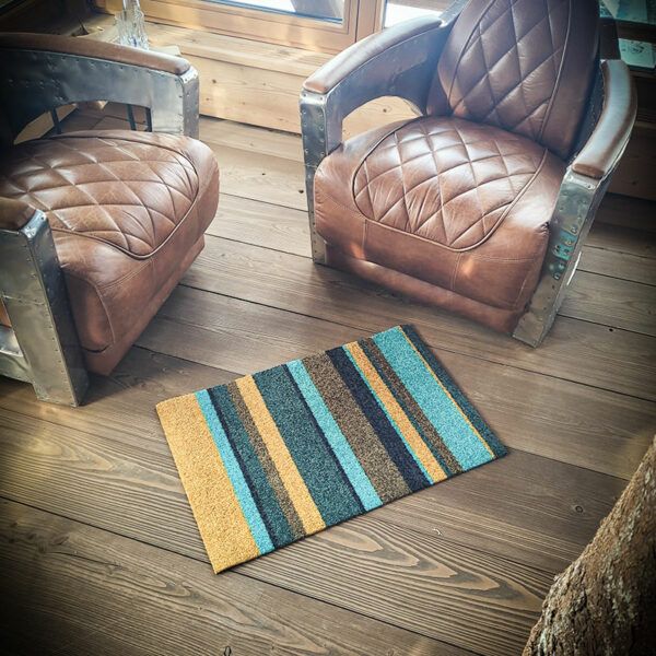 Foto einer Design-Fußmatte mit Streifenmuster. Mit Rand. Farbe Grün. Made in Germany.