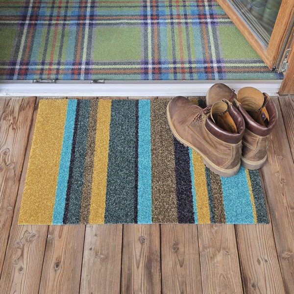 Foto einer Design-Fußmatte mit Streifenmuster. Mit Rand. Farbe Grün. Made in Germany.