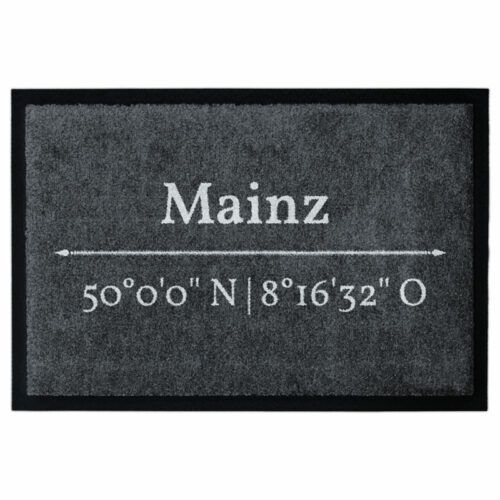 Waschbare Fußmatte von Glücksmatte.com mit den Koordinaten der Stadt Mainz. Mit Rand. Umweltfreundlich in Deutschland hergestellt.