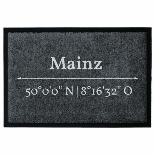 Waschbare Fußmatte von Glücksmatte.com mit den Koordinaten der Stadt Mainz. Mit Rand. Umweltfreundlich in Deutschland hergestellt.