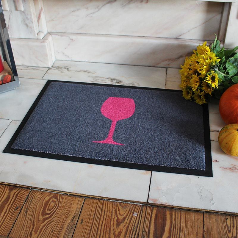 Foto einer waschbaren Fußmatte von Glücksmatte.com mit einem roten Weinglas. Farbe Rot und Hellgrau. Mit 2cm Gummirand. Umweltfreundlich in Deutschland hergestellt.