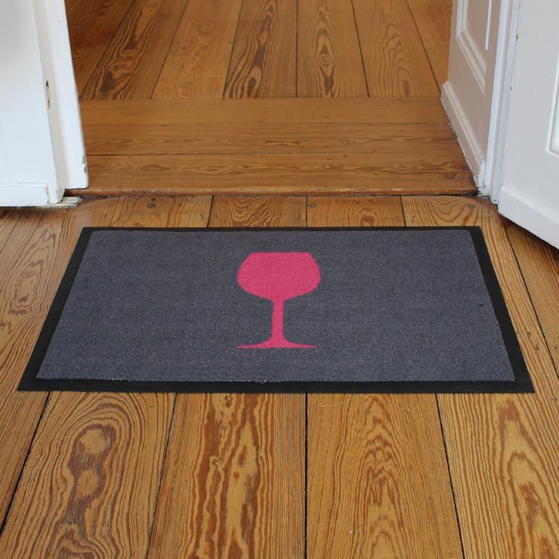 Foto einer waschbaren Fußmatte von Glücksmatte.com mit einem roten Weinglas. Farbe Rot und Hellgrau. Mit 2cm Gummirand. Umweltfreundlich in Deutschland hergestellt.