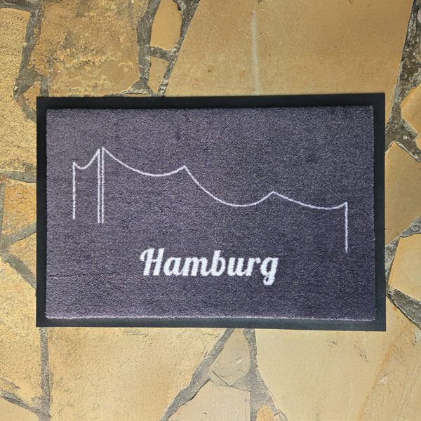 Waschbare Fußmatte Elbphilamonie mit Text Hamburg in Grau-Weiß. Foto.