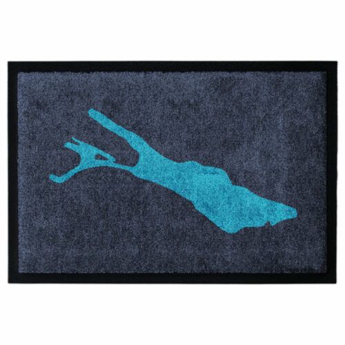 Waschbare Fußmatte von Glücksmatte.com mit der Silhouette des Bodensees. Farbe Blau. Mit 2cm Gummirand. Umweltfreundlich in Deutschland hergestellt.
