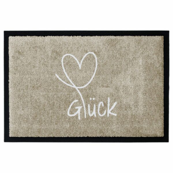 Waschbare Fußmatte von Glücksmatte.com mit einem Herz und der Aufschrift "Glück". Farbe Beige. Mit 2cm Gummirand. Umweltfreundlich in Deutschland hergestellt.