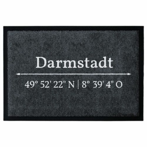 Waschbare Fußmatte von Glücksmatte.com mit den Koordinaten der hessischen Stadt Darmstadt. Farbe Anthrazit mit hellgrauer Schrift. Mit 2cm Gummirand. Umweltfreundlich in Deutschland hergestellt.