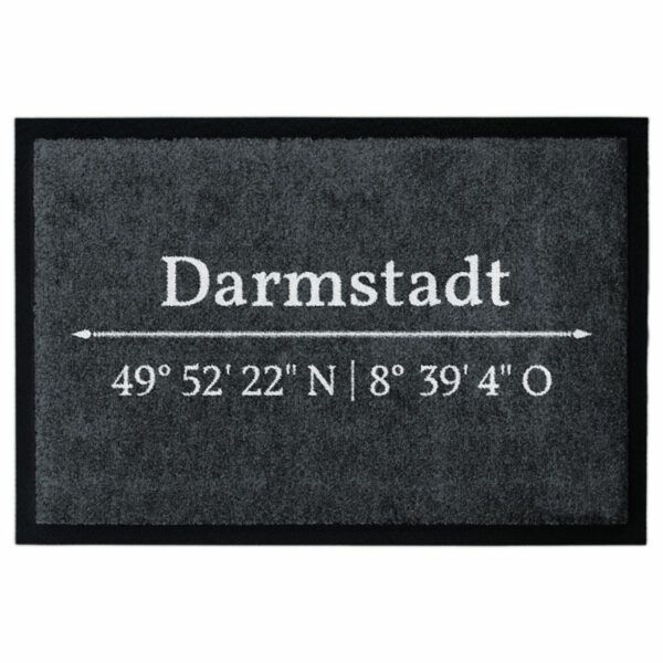 Waschbare Fußmatte von Glücksmatte.com mit den Koordinaten der hessischen Stadt Darmstadt. Farbe Anthrazit mit hellgrauer Schrift. Mit 2cm Gummirand. Umweltfreundlich in Deutschland hergestellt.