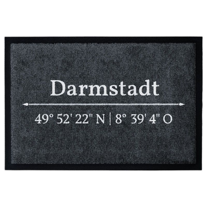 Waschbare Fußmatte von Glücksmatte.com mit den Koordinaten der hessischen Stadt Darmstadt. Farbe Anthrazit mit hellgrauer Schrift. Mit 2cm Gummirand. Umweltfreundlich in Deutschland hergestellt.