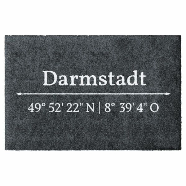 Waschbare Fußmatte von Glücksmatte.com mit den Koordinaten der hessischen Stadt Darmstadt. Farbe Anthrazit mit hellgrauer Schrift. Ohne Gummirand. Umweltfreundlich in Deutschland hergestellt.
