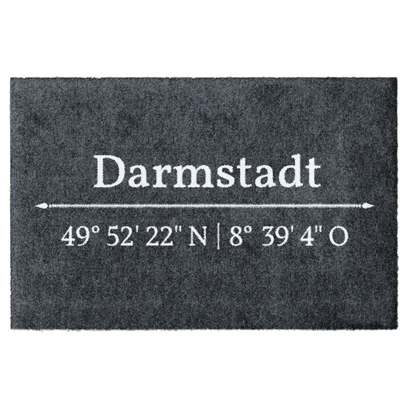 Waschbare Fußmatte von Glücksmatte.com mit den Koordinaten der hessischen Stadt Darmstadt. Farbe Anthrazit mit hellgrauer Schrift. Ohne Gummirand. Umweltfreundlich in Deutschland hergestellt.