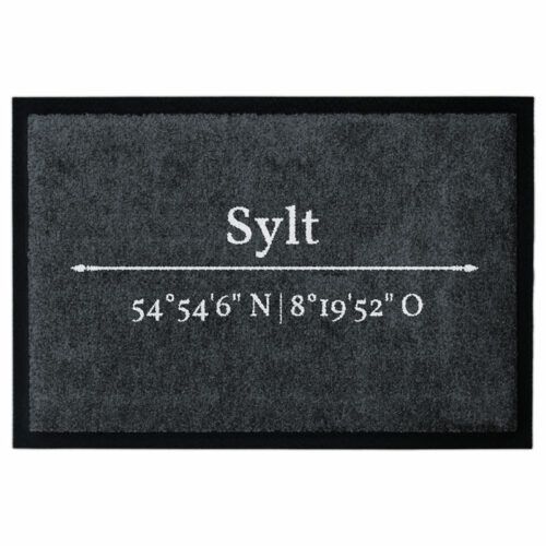 Waschbare Fußmatte von Glücksmatte.com mit den Koordinaten von Sylt. Farbe Anthrazit und Hellgrau. Mit 2cm Gummirand. Umweltfreundlich in Deutschland hergestellt.