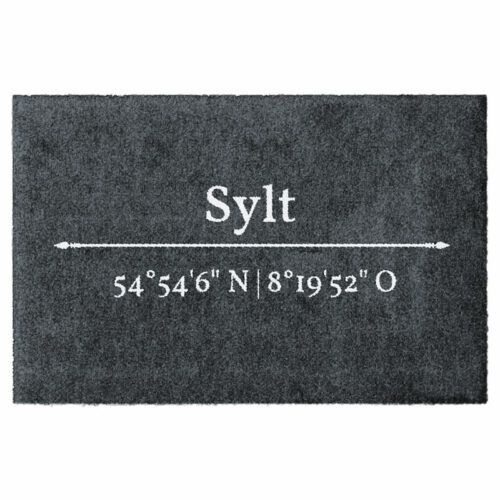 Waschbare Fußmatte von Glücksmatte.com mit den Koordinaten von Sylt. Farbe Anthrazit und Hellgrau. Ohne Gummirand. Umweltfreundlich in Deutschland hergestellt.