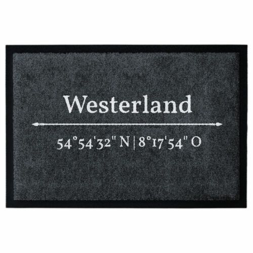 Waschbare Fußmatte von Glücksmatte.com mit den Koordinaten von Westerland auf Sylt. Farbe Anthrazit mit Hellgrau. Mit 2cm Gummirand. Umweltfreundlich in Deutschland hergestellt.