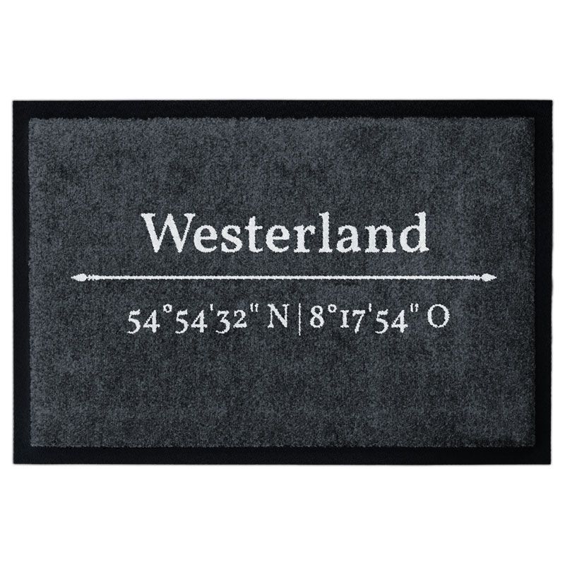 Waschbare Fußmatte von Glücksmatte.com mit den Koordinaten von Westerland auf Sylt. Farbe Anthrazit mit Hellgrau. Mit 2cm Gummirand. Umweltfreundlich in Deutschland hergestellt.