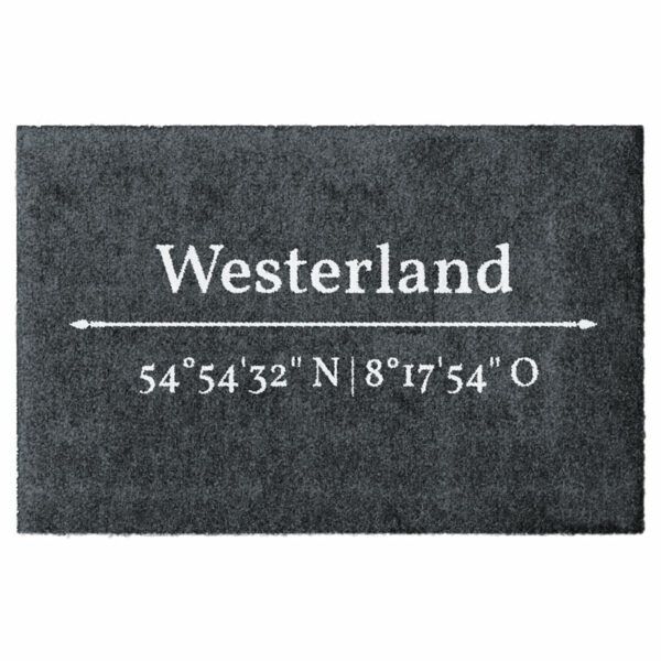 Waschbare Fußmatte von Glücksmatte.com mit den Koordinaten von Westerland auf Sylt. Farbe Anthrazit mit Hellgrau. Ohne Gummirand. Umweltfreundlich in Deutschland hergestellt.