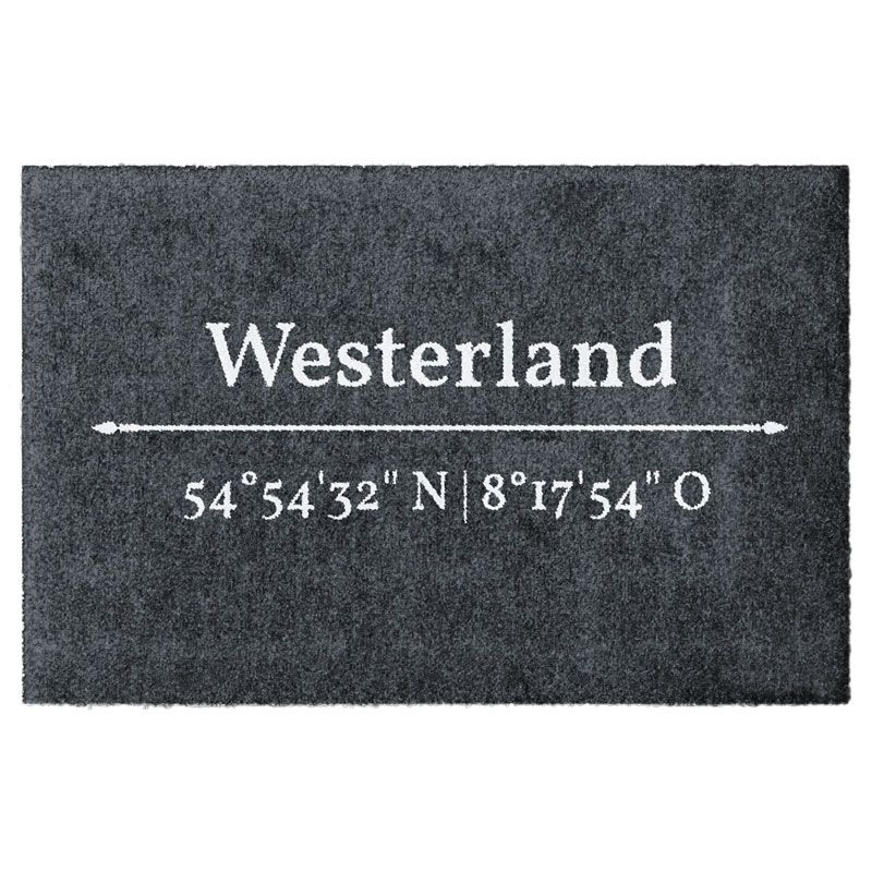 Waschbare Fußmatte von Glücksmatte.com mit den Koordinaten von Westerland auf Sylt. Farbe Anthrazit mit Hellgrau. Ohne Gummirand. Umweltfreundlich in Deutschland hergestellt.