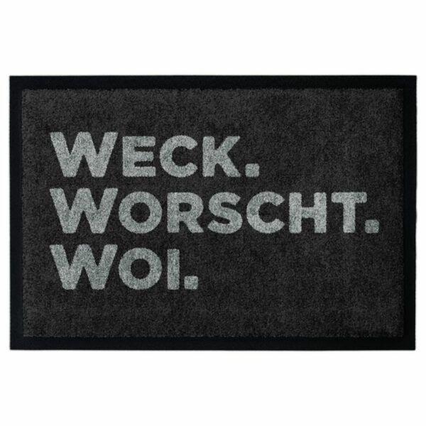 Waschbare Fußmatte von Glücksmatte.com mit der Aufschrift "Weck. Worscht. Woi.". Mit 2cm Gummirand. Umweltfreundlich in Deutschland hergestellt.