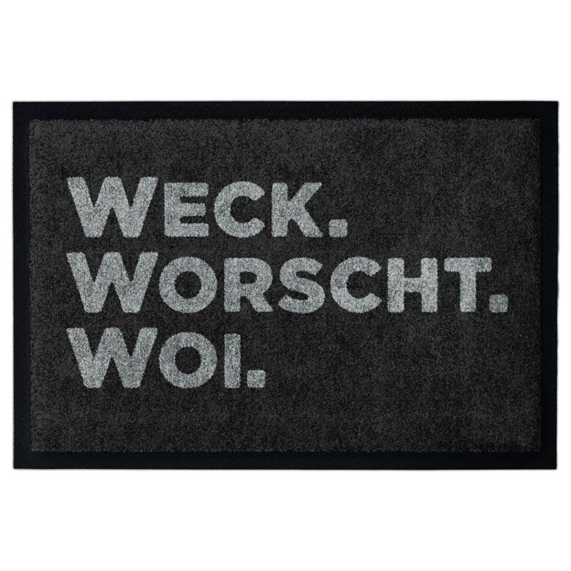 Waschbare Fußmatte von Glücksmatte.com mit der Aufschrift "Weck. Worscht. Woi.". Mit 2cm Gummirand. Umweltfreundlich in Deutschland hergestellt.