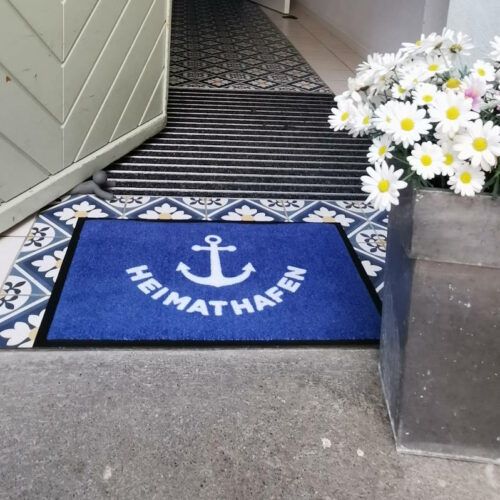 Blaue Fußmatte mit Aufdruck Heimathafen und Anker in weiß