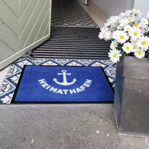 Blaue Fußmatte mit Aufdruck Heimathafen und Anker in weiß