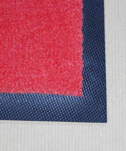 Detailbild einer waschbaren Glücksmatte-Fußmatte in Rot, das den 2cm-breiten Gummirand zeigt