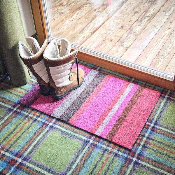 Foto einer Design-Fußmatte mit Streifenmuster. Mit Rand. Farbe Rosa und Rot. Made in Germany.