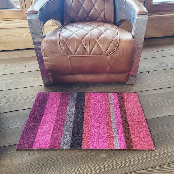 Foto einer Design-Fußmatte mit Streifenmuster. Mit Rand. Farbe Rosa und Rot. Made in Germany.