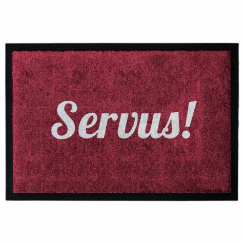 Waschbare Fußmatte von Glücksmatte mit dem Gruß "Servus!" in Hellgrau auf Rot. Mit Rand.
