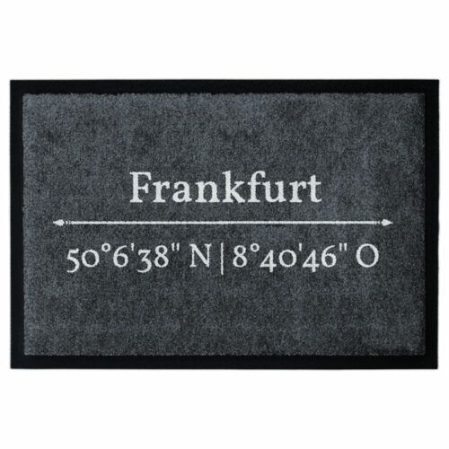 Waschbare Design-Fußmatte mit den Koordinaten von Frankfurt. Weiße Schrift auf grauem Hintergrund. Mit Rand.