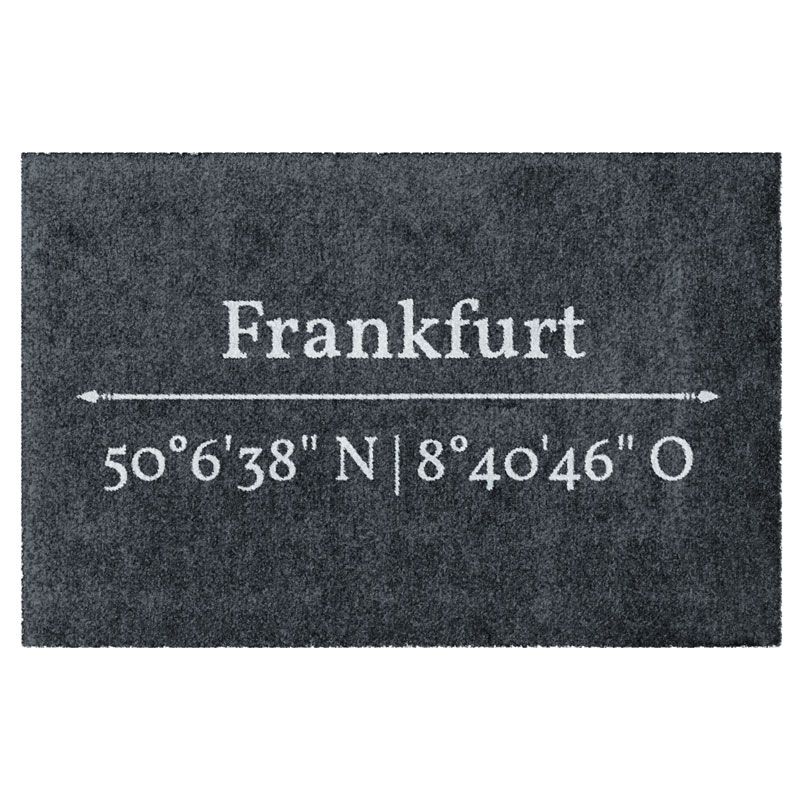 Waschbare Design-Fußmatte mit den Koordinaten von Frankfurt. Weiße Schrift auf grauem Hintergrund. Ohne Rand.