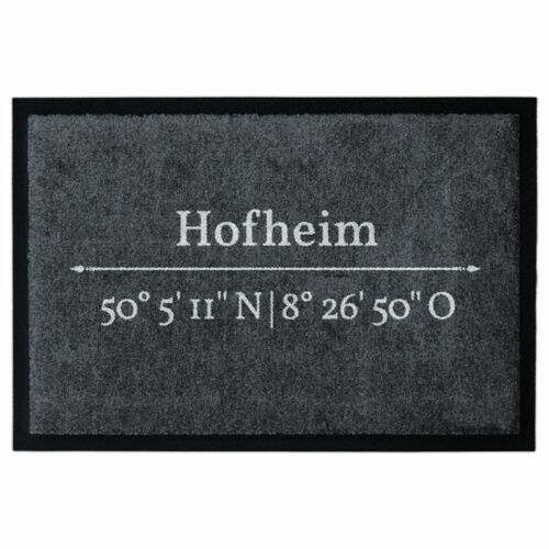Waschbare Fußmatte mit den Koordinaten von Hofheim. Mit 2cm Gummirand. Umweltfreundlich in Deutschland hergestellt.