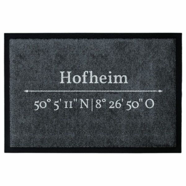 Waschbare Fußmatte mit den Koordinaten von Hofheim. Mit 2cm Gummirand. Umweltfreundlich in Deutschland hergestellt.