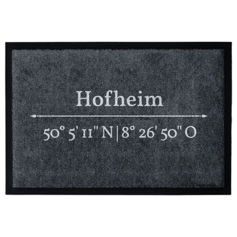Waschbare Fußmatte mit den Koordinaten von Hofheim. Mit 2cm Gummirand. Umweltfreundlich in Deutschland hergestellt.