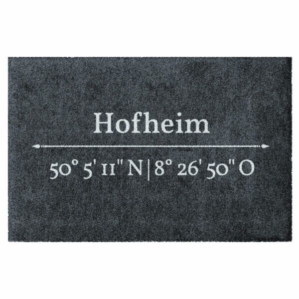 Waschbare Fußmatte mit den Koordinaten von Hofheim. Ohne Gummirand. Umweltfreundlich in Deutschland hergestellt.