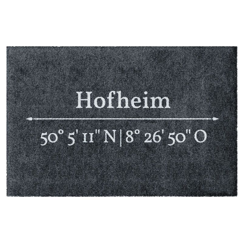 Waschbare Fußmatte mit den Koordinaten von Hofheim. Ohne Gummirand. Umweltfreundlich in Deutschland hergestellt.