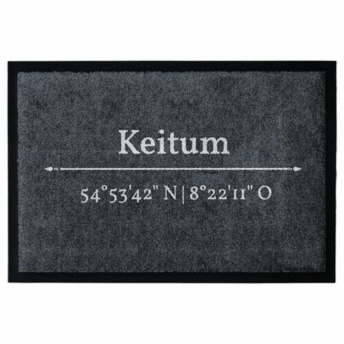 Waschbare Glücksmatte-Fußmatte mit den Koordinaten von Keitum. Mit 2cm Gummirand. Umweltfreundlich in Deutschland hergestellt.