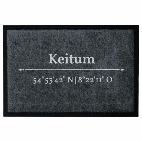 Waschbare Glücksmatte-Fußmatte mit den Koordinaten von Keitum. Mit 2cm Gummirand. Umweltfreundlich in Deutschland hergestellt.