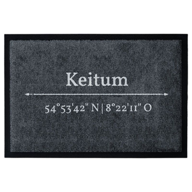 Waschbare Glücksmatte-Fußmatte mit den Koordinaten von Keitum. Mit 2cm Gummirand. Umweltfreundlich in Deutschland hergestellt.