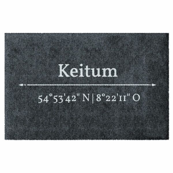 Waschbare Glücksmatte-Fußmatte mit den Koordinaten von Keitum. Ohne Gummirand. Umweltfreundlich in Deutschland hergestellt.