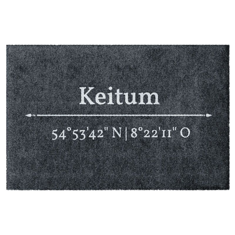 Waschbare Glücksmatte-Fußmatte mit den Koordinaten von Keitum. Ohne Gummirand. Umweltfreundlich in Deutschland hergestellt.