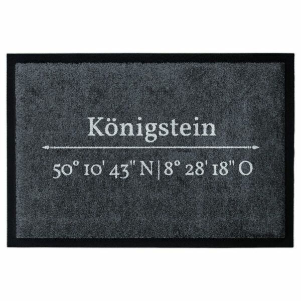 Waschbare Fußmatte mit den Koordinaten von Königstein. Umweltfreundlich in Deutschland hergestellt.