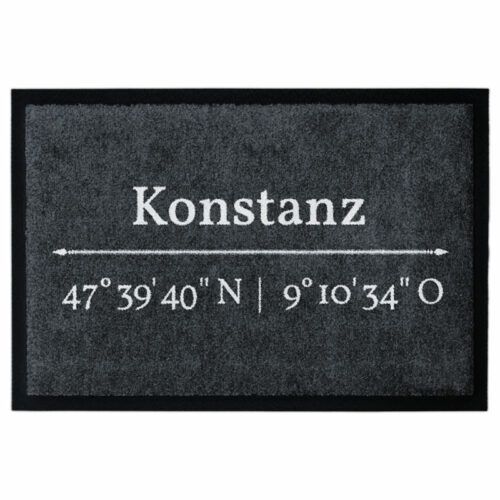 Waschbare Glücksmatte-Fußmatte mit den Koordinaten von Konstanz. Mit 2cm Gummirand. Umweltfreundlich in Deutschland hergestellt.