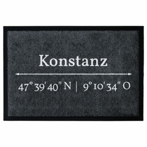 Waschbare Glücksmatte-Fußmatte mit den Koordinaten von Konstanz. Mit 2cm Gummirand. Umweltfreundlich in Deutschland hergestellt.